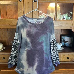 tie dye, cheetah/ crochet sleeve detail, Large, long enough 4 leggings